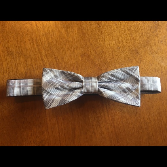 Silver and White Adjustable Bowtie - Picture 1 of 2